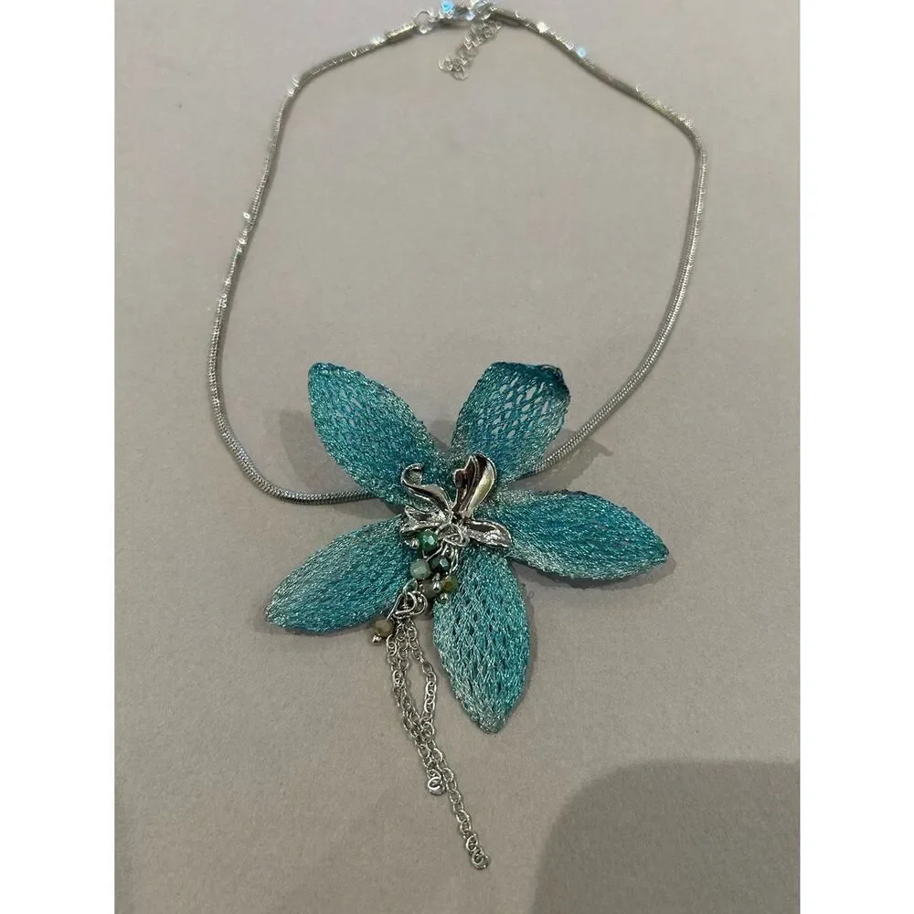Elegant Blue Flower Pendant Necklace A1660